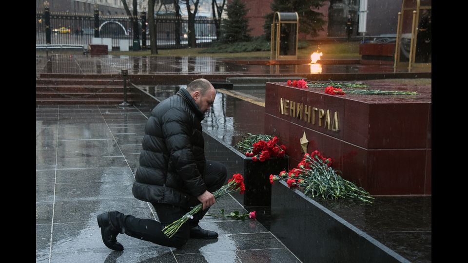 &nbsp;Fiori e le candele accese in memoria delle vittime dell'esplosione nella metropolitana di San Pietroburgo fuori dalla stazione di Sennaya. (foto Afp)
