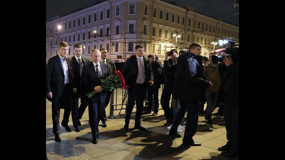 Il presidente russo Vladimir Putin depone dei fiori in memoria delle vittime (foto Afp)