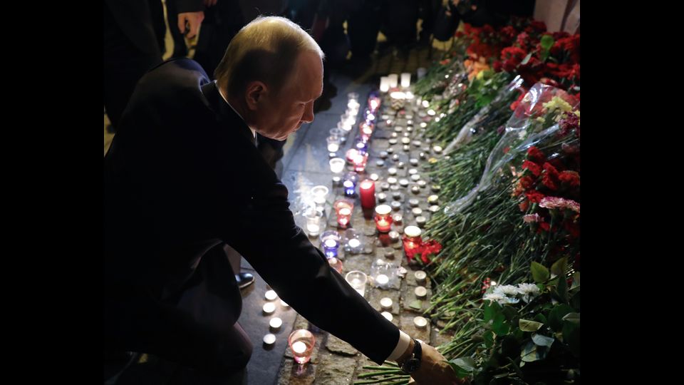 &nbsp;&nbsp;Il presidente russo Vladimir Putin depone dei fiori in memoria delle vittime (foto Afp)