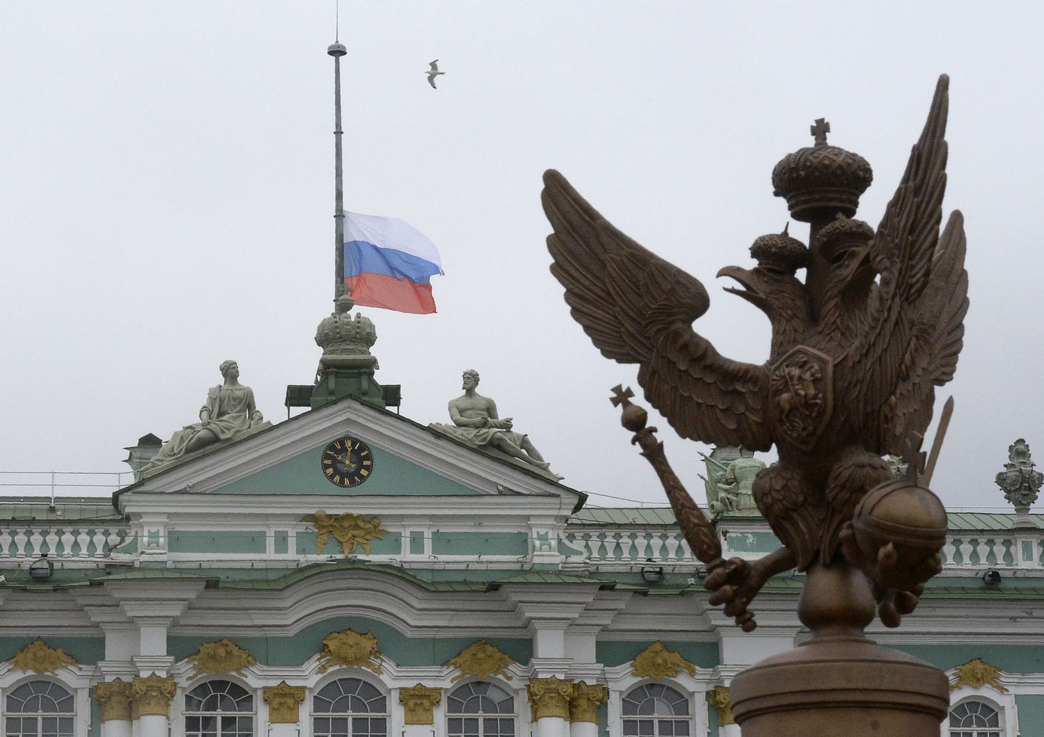 &nbsp;La bandiera nazionale russa a mezz'asta sullo State Hermitage Museum nel centro di San Pietroburgo (foto Afp)
