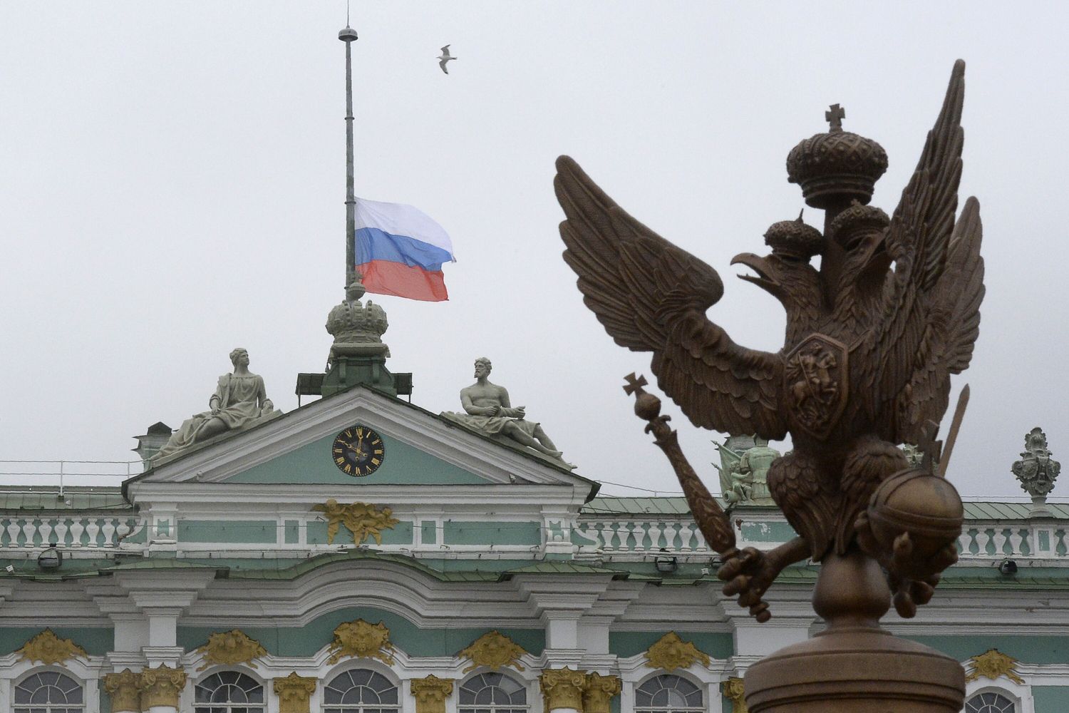 &nbsp;La bandiera nazionale russa a mezz'asta sullo State Hermitage Museum nel centro di San Pietroburgo (foto Afp)