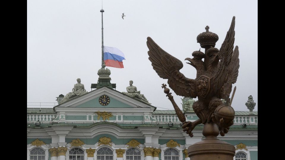 &nbsp;La bandiera nazionale russa a mezz'asta sullo State Hermitage Museum nel centro di San Pietroburgo (foto Afp)