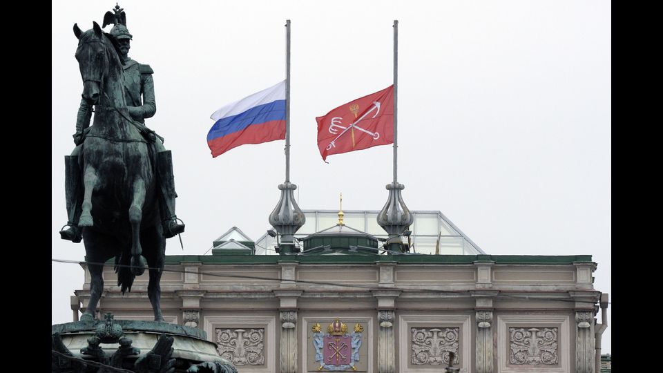 &nbsp;La bandiera nazionale russa a mezz'asta sullo State Hermitage Museum nel centro di San Pietroburgo (foto Afp)