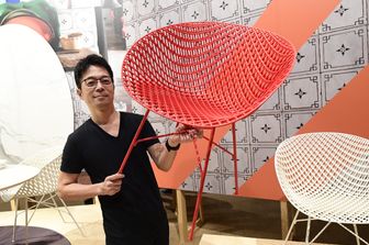 Il designer giapponese Tokujin Yoshioka con una sedia Matrix al 56esimo Salone del Mobile di Milano (Afp)&nbsp;