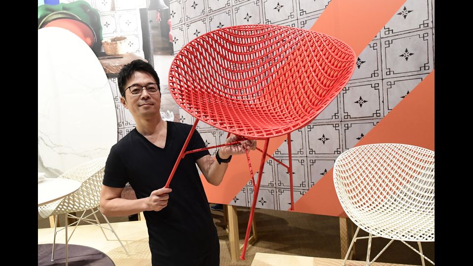 Il designer giapponese Tokujin Yoshioka con una sedia Matrix al 56esimo Salone del Mobile di Milano (Afp)&nbsp;