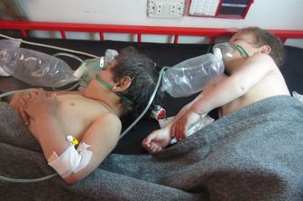 Siria - bambini ricoverati dopo attacco con gas a Idlib (Afp) &nbsp;