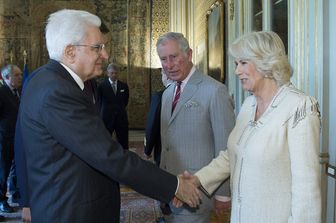 Il Presidente della Repubblica, Sergio Mattarella, ha ricevuto questa mattina al Quirinale le Loro Altezze Reali Carlo, Principe di Galles, e Camilla, Duchessa di Cornovaglia. (foto quirinale.it)&nbsp;