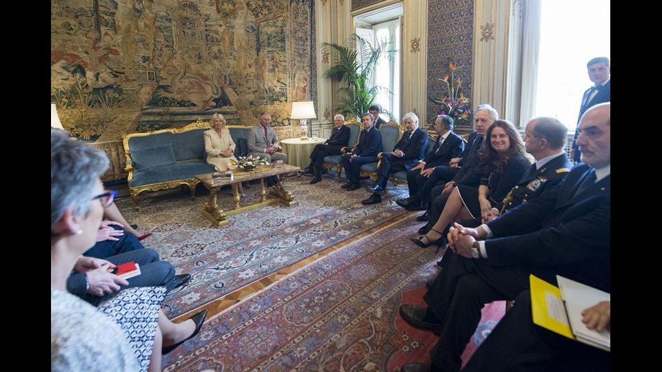 Il Presidente Sergio Mattarella in occasione dell'incontro con le Loro Altezze Reali Carlo, Principe di Galles, e Camilla, Duchessa di Cornovaglia. Presente all'incontro anche il Sottosegretario di Stato agli Affari Esteri e alla Cooperazione Internazionale, Benedetto Della Vedova. (foto quirinale.it)&nbsp;