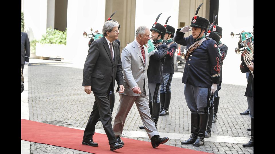 Il principe di Galles &egrave; stato ricevuto anche a Palazzo Chigi dal presidente del Consiglio Paolo Gentiloni. (Agf)&nbsp;