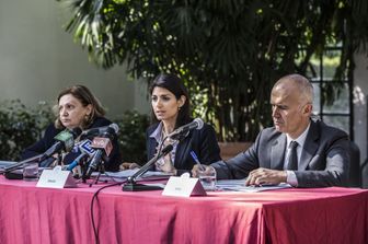 Conferenza stampa di presentazione del Piano per la gestione dei rifiuti 2017-2021.Nella foto L'assessora all'ambiente Pinuccia Montanari,la sindaca Virginia Raggi,le direttore generale di Ama Stefano Bina (Agf)&nbsp;