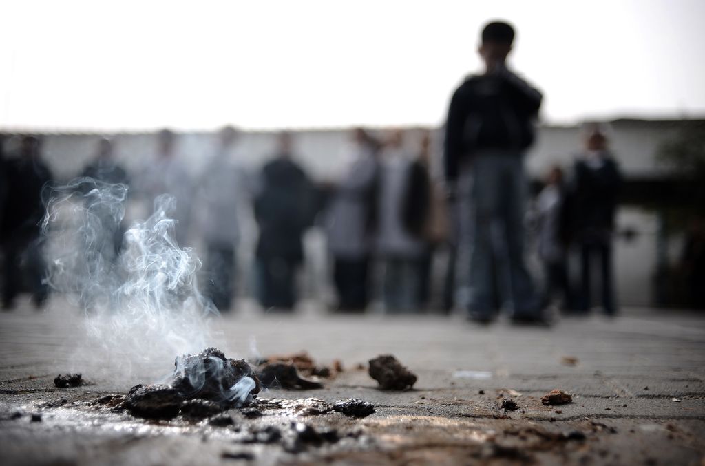 Un pezzo di bomba al fosforo ancora fumante dopo un bombardamento a Beit Lahia, nella striscia di Gaza. Anno 2006. (Afp)&nbsp;