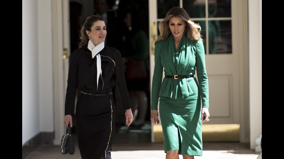 La regina di Giordania e la first lady visitano una scuola pubblica femminile a Washington. (Afp)