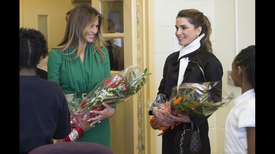 Nell'istituto Excel Academy la first lady e la regina sono state accolte dalle alunne con mazzi di fiori e cartelli appesi alle pareti con scritte come &quot;le donne sono regine intellettuali&quot;. (Afp)