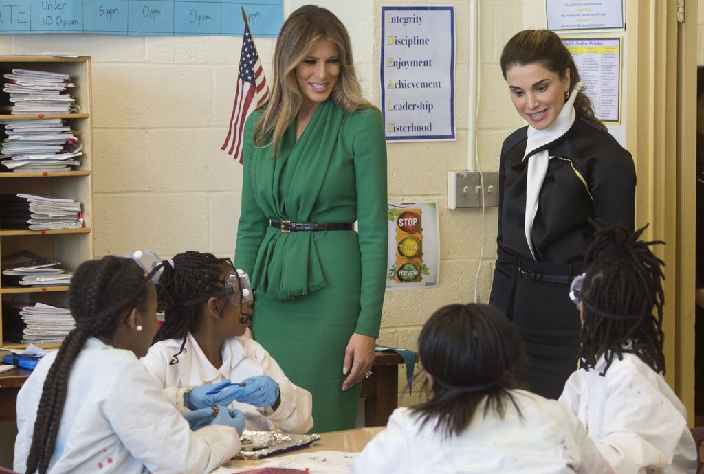 Melania Trump e Rania di Giordania in una scuola pubblica a Washington (Afp)