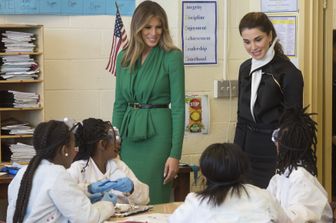 Melania Trump e Rania di Giordania hanno visitato una scuola pubblica femminile a Washington nel corso della visita di re Abdullah alla Casa Bianca. (Afp)