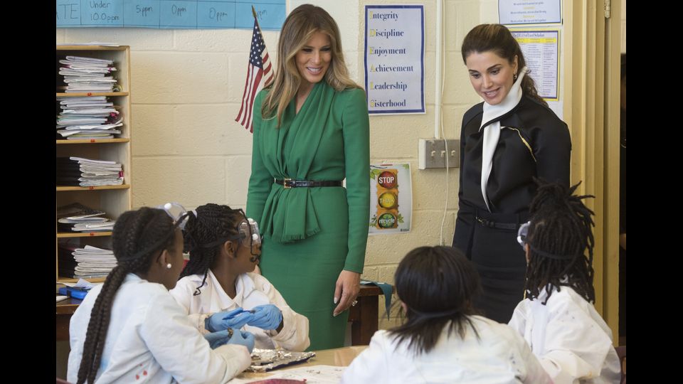 Melania Trump e Rania di Giordania hanno visitato una scuola pubblica femminile a Washington nel corso della visita di re Abdullah alla Casa Bianca. (Afp)