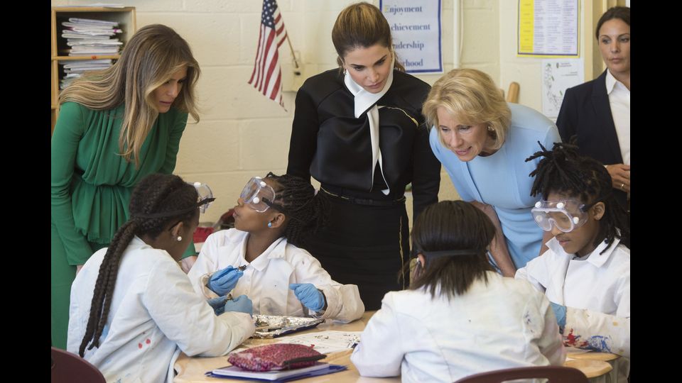 Ad accompagnarle c'era il segretario all'Educazione Betsy Devos. (Afp)