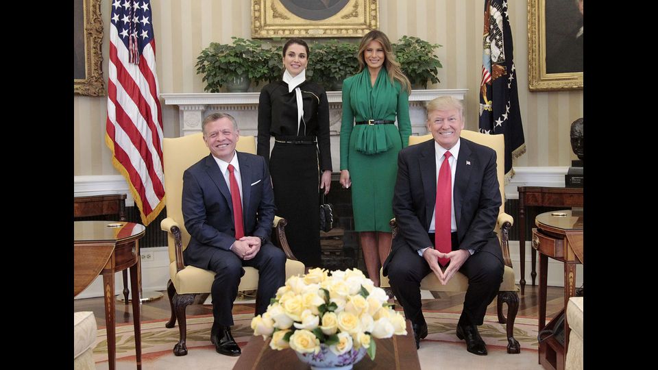 La regina di Giordania e la first lady visitano una scuola pubblica femminile a Washington. (Afp)&nbsp;