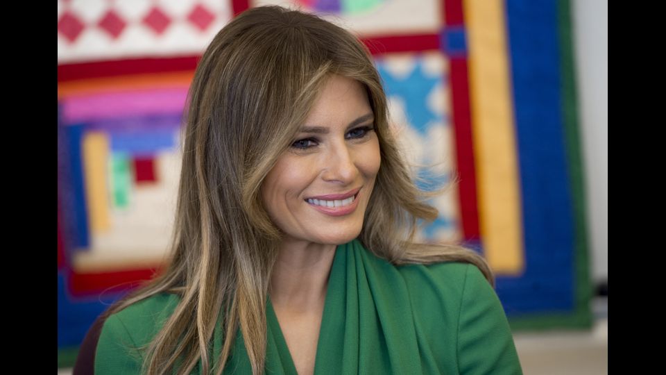 La regina di Giordania e la first lady visitano una scuola pubblica femminile a Washington. (Afp)&nbsp;