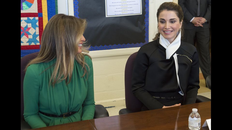 La regina di Giordania e la first lady visitano una scuola pubblica femminile a Washington. (Afp)&nbsp;