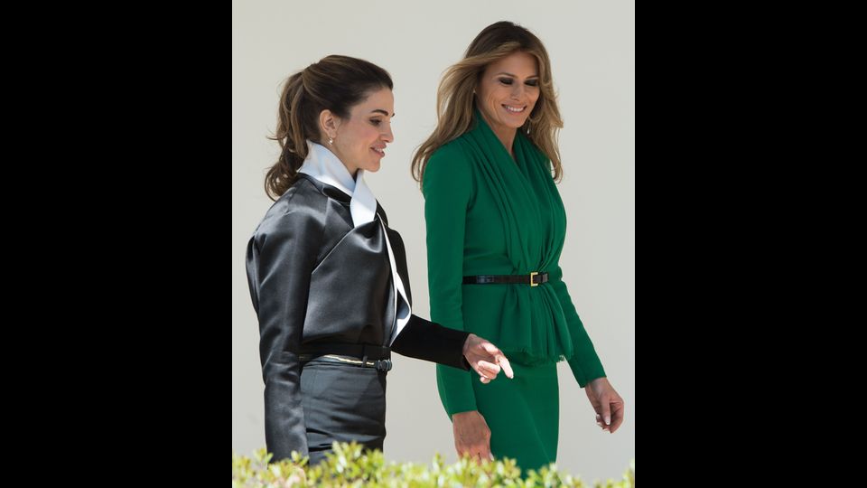 La regina di Giordania e la first lady visitano una scuola pubblica femminile a Washington. (Afp)&nbsp;