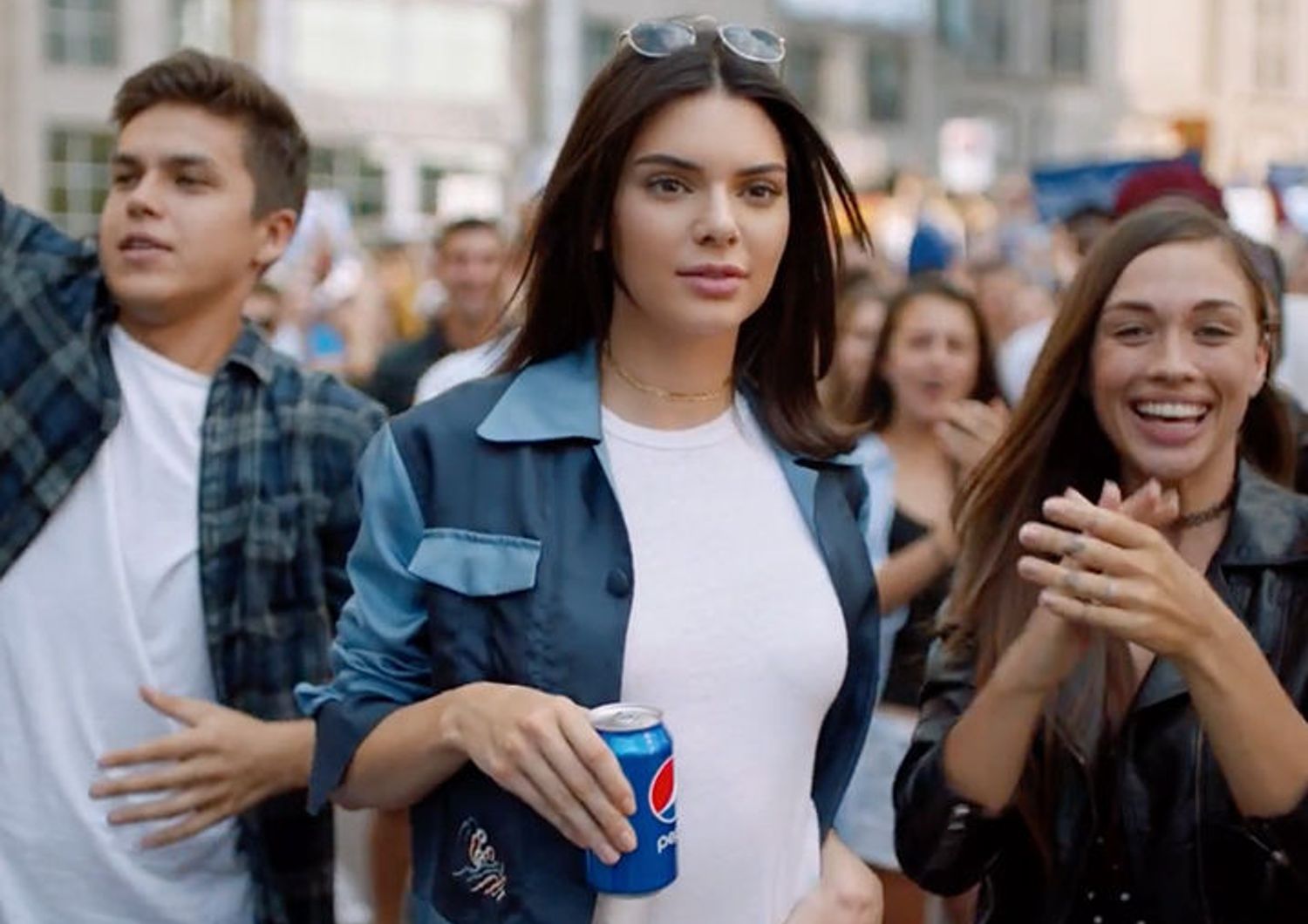 Un video con Kendal Jenner imbarazza la Pepsi e scatena le parodie