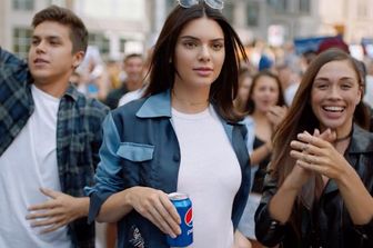 Un video con Kendal Jenner imbarazza la Pepsi e scatena le parodie