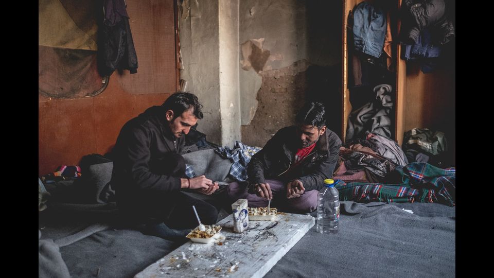 Centinaia di persone che scappano da guerre, persecuzioni, povert&agrave; raccontano infatti di essere state picchiate, derubate e trattate in modo disumano per mano di poliziotti, guardie di frontiera o altre autorit&agrave; pubbliche.