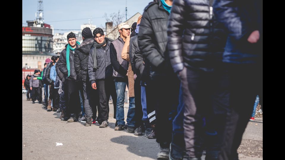 In Serbia, a un gruppo di migranti, che aveva con s&eacute; un bambino di 2 anni, era stato detto che sarebbero stati accompagnati in un centro di accoglienza profughi. La polizia li ha invece abbandonati in un bosco al confine con la Bulgaria in piena notte con temperature sotto lo zero. Sono sopravvissuti, ma quando li hanno trovati due erano in stato di ipotermia e privi di coscienza.