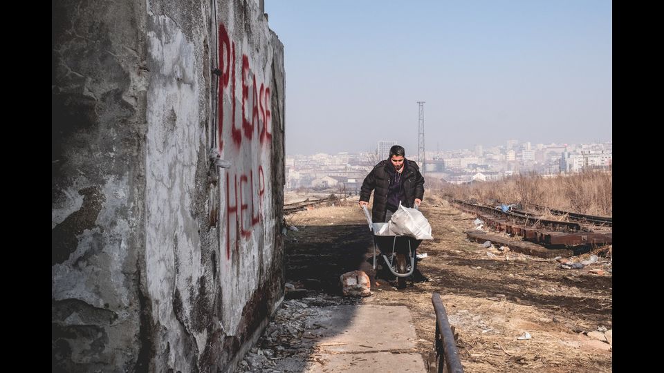 Ancora oggi oltre 1000 migranti, sui 7.800 bloccati in Serbia, non hanno un riparo e hanno passato l&rsquo;inverno al freddo con temperature fino a meno 20 gradi. &nbsp;Qui, come in Macedonia, non vi &egrave; alcuna garanzia di poter accedere alle procedure di richiesta d&rsquo;asilo, al contrario, le testimonianze parlano di frequenti casi di deportazioni collettive, illegali secondo il diritto internazionale.&nbsp;