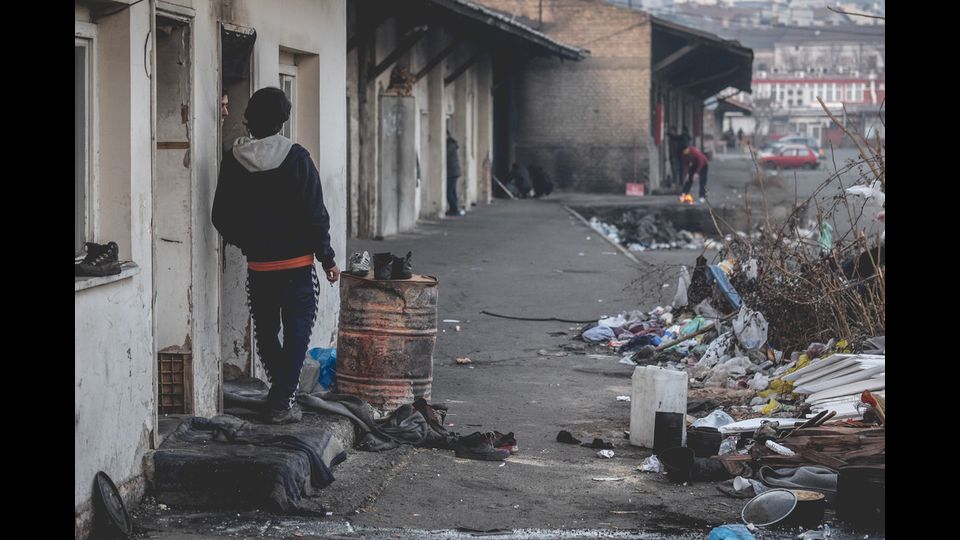 Oxfam, BCHR e MYLA chiedono con urgenza ai governi di Serbia, Croazia, Ungheria e Bulgaria di cessare immediatamente ogni genere di violazione dei diritti delle persone e di perseguire quanti commettano crimini contro migranti e rifugiati. Si appellano inoltre all&rsquo;Ue perch&eacute; siano rispettati i diritti umani e la legge internazionale lungo la rotta balcanica, riassumendo il ruolo di guida morale e legale che le compete.