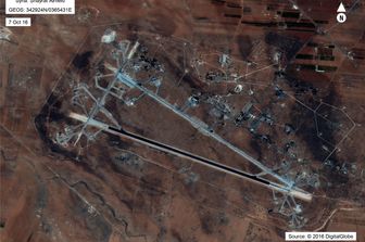 Questa immagine rilasciata dal Dipartimento della Difesa statunitense, mostra il campo di aviazione Shayrat in Siria il 7 ottobre 2016. Il presidente degli Stati Uniti Donald Trump ha ordinato un massiccio attacco militare su una base aerea siriana il Giovedi in rappresaglia per un attacco chimico &quot;barbaro&quot;, ha imputato Il presidente Bashar al-Assad. L'esercito americano ha sparato decine di missili da crociera al Shayrat Airfield alle 20:45 Eastern Time (0000 GMT), hanno detto i funzionari. (Afp)&nbsp;