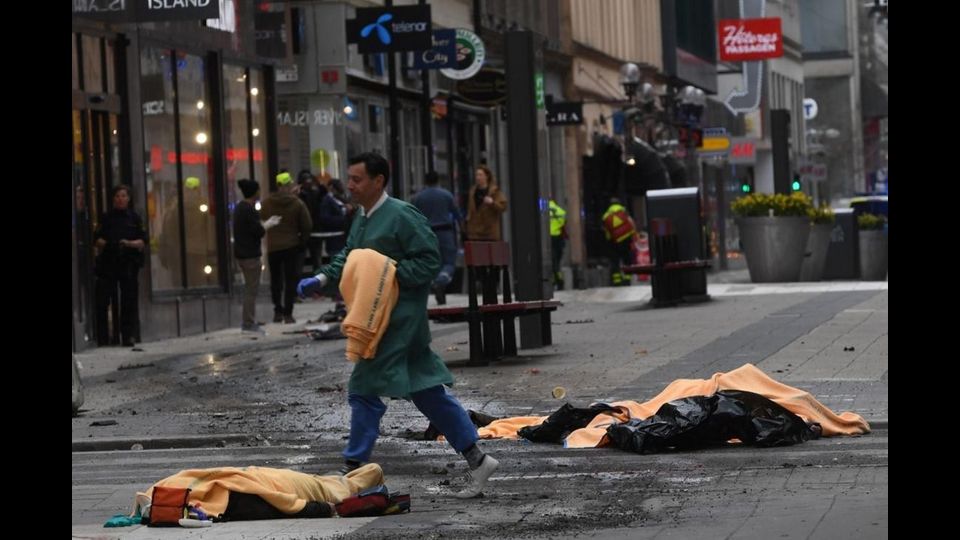 &nbsp;Camion contro folla a Stoccolma, morti e feriti (Fonte&nbsp;Aftonbladet)
