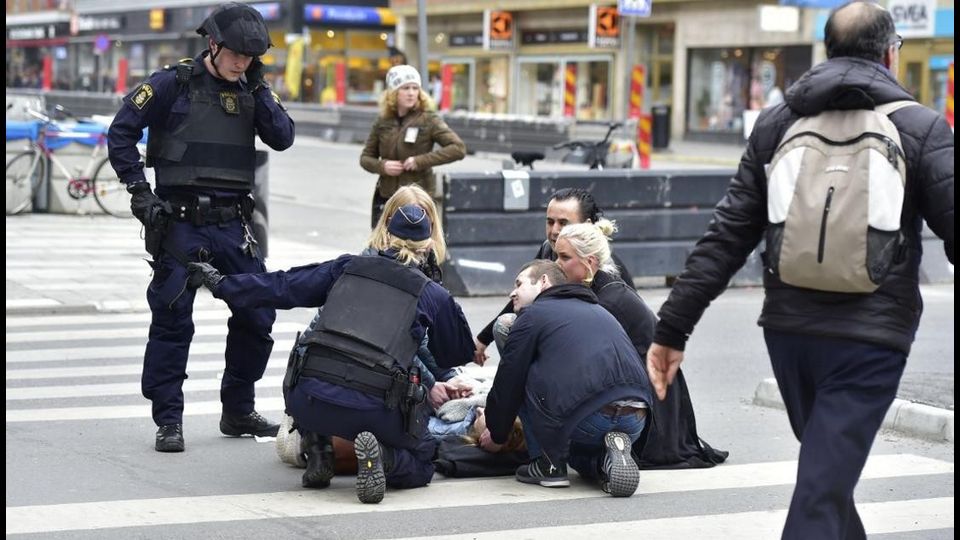 &nbsp;Camion contro folla a Stoccolma, morti e feriti (Fonte&nbsp;Aftonbladet)