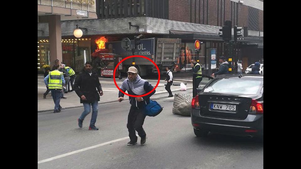 &nbsp; Camion contro folla a Stoccolma, morti e feriti (Fonte&nbsp;Aftonbladet)