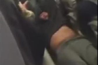 &nbsp;Passeggero trascinato fuori dall'aereo