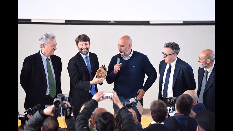 La nuova sala cinema offrir&agrave; anche a due giovani del luogo l'opportunit&agrave; di formarsi come proiezionisti, attivit&agrave; per la quale riceveranno un compenso garantito dal supporto della Societ&agrave; Italiana Autori ed Editori (Siae) e dal Centro Sperimentale di Cinematografia (Csc), che all'inaugurazione di domani saranno rispettivamente rappresentati dal direttore generale Gaetano Blandini e dal direttore generale Marcello Foti.