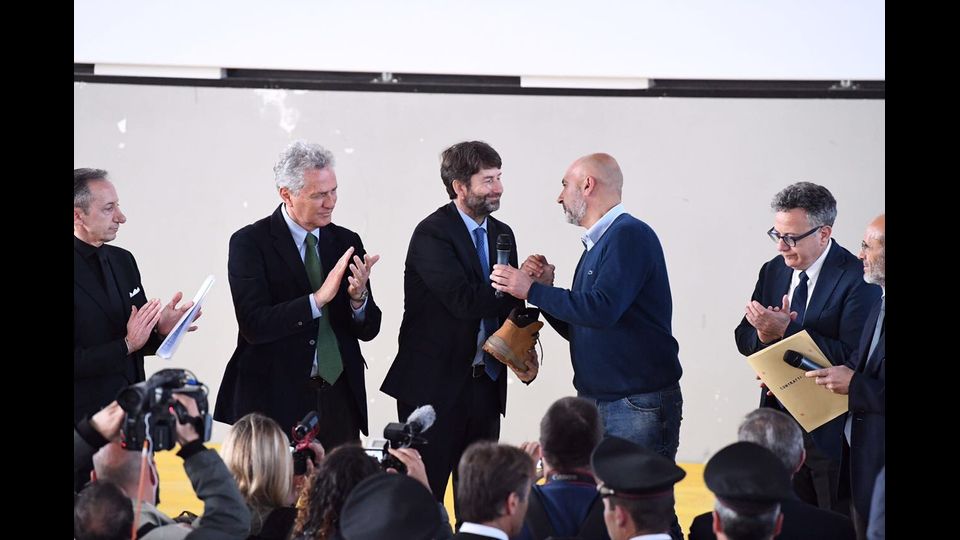 &quot;Aprire un cinema &egrave; sempre una cosa bella, e farlo ad Amatrice, seppure in una struttura provvisoria come questa, &egrave; un segnale importante perch&eacute; innanzitutto consentir&agrave; alle persone di guardare anche dei film appena usciti nelle sale, ma anche perch&eacute; qui l'obiettivo non &egrave; solo ricostruire le case, ma far tornare la vita, e dare alla popolazione delle occasioni s&igrave; di svago, ma che consentano anche un ritorno del turismo, e quindi una ripartenza dell'economia&quot;.&quot;Anche per questo - ha aggiunto il ministro - abbiamo approvato una norma che mette a disposizione 4 milioni di euro per attivit&agrave; culturali come cinema, teatro, danza proprio nei comuni e per i comuni colpiti dal terremoto&quot;.