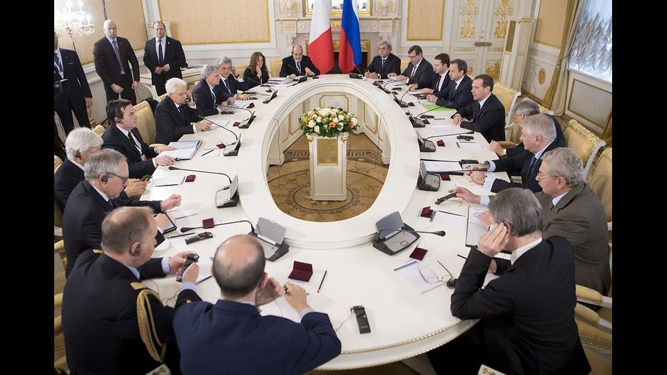 Matteralla, accompagnato dal sottosegretario agli Esteri Enzo Amendola, si trova in Russia su invito di Putin e ripartir&agrave; gioved&igrave; mattina. Domani &egrave; previsto l' incontro con il patriarca di Mosca e di tutte le Russie Kirill. Si tratta della restituzione della visita tenuta dal capo del Cremlino nel 2015 e che &egrave; stata preceduta da quelle del ministro degli Esteri Angelino Alfano    e del ministro degli Interni Marco Minniti, e che sar&agrave; seguita da quella del presidente del Consiglio Paolo Gentiloni alcune settimane prima del G7.