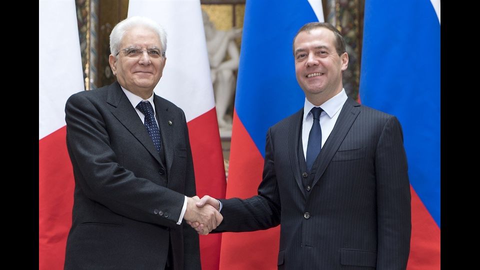 La Libia sar&agrave; altro tema centrale nei colloqui di oggi al Cremlino: qui, la Russia si &egrave; ritagliata un ruolo attivo e ormai nessun negoziato &egrave; possibile prescindendo da Mosca; pur dichiarando di parlare con tutti gli attori in campo, la Russia di fatto appoggia il governo di Tobruk, mentre l'Italia quello di Fayez al Serraj, riconosciuto dall'Onu, e con il quale ha firmato un accordo nel tentativo di fermare i flussi migratorie verso le nostre coste.