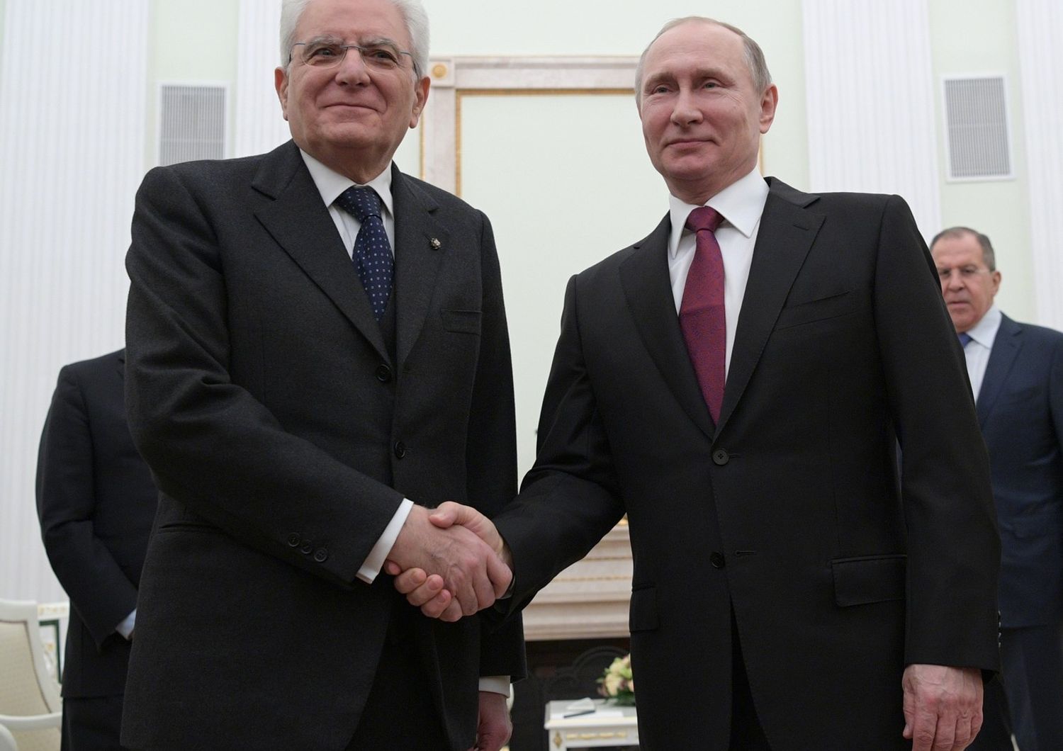 &nbsp;Sergio Mattarella e Vladimir Putin. Alle spalle del presidente russo, il ministro degli Esteri Sergei Lavrov.