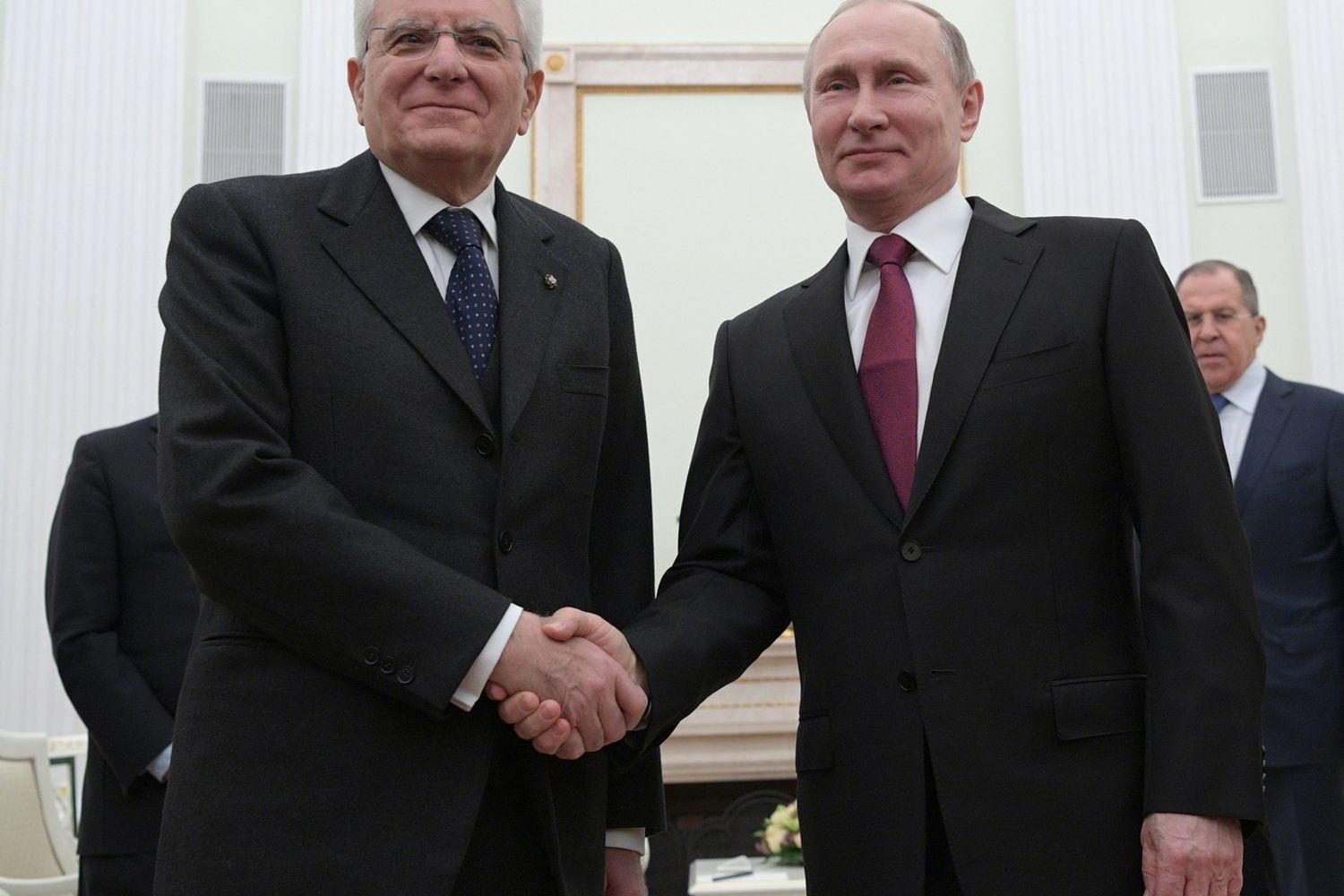 &nbsp;Sergio Mattarella e Vladimir Putin. Alle spalle del presidente russo, il ministro degli Esteri Sergei Lavrov.