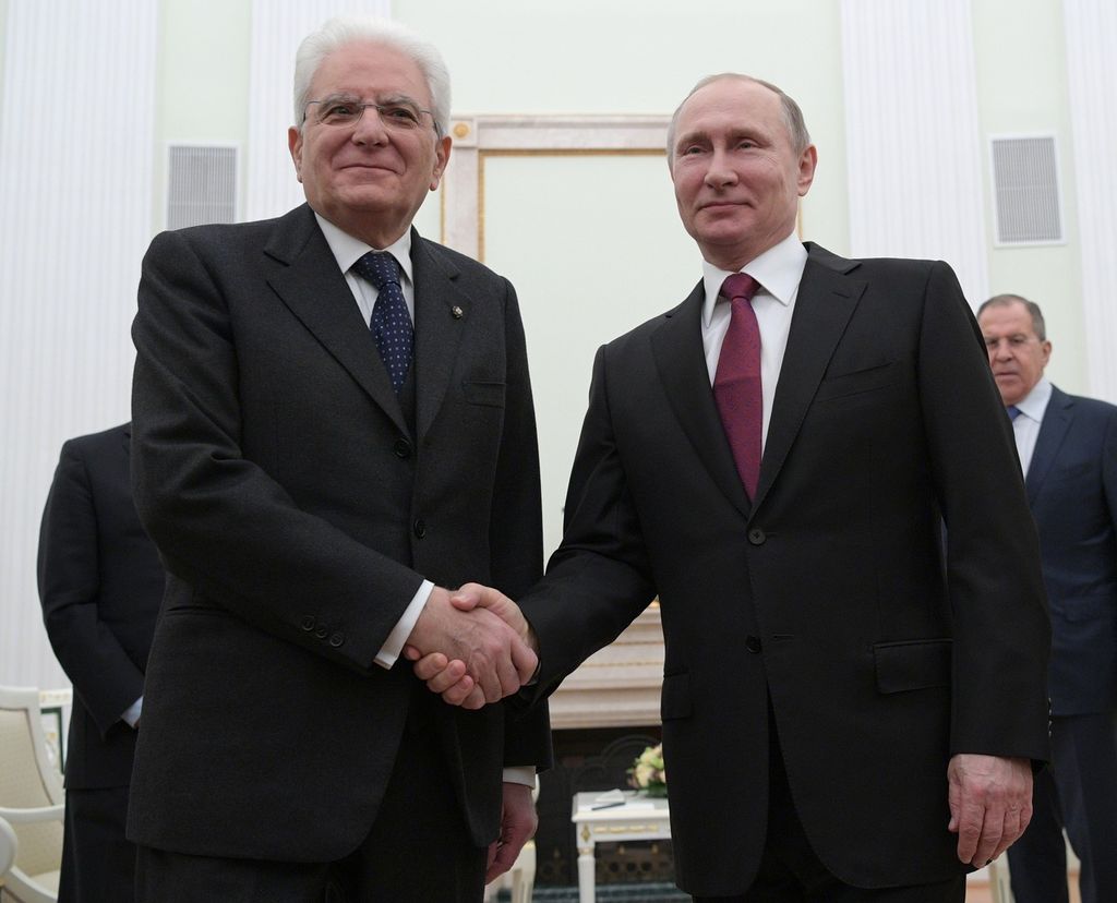 &nbsp;Sergio Mattarella e Vladimir Putin. Alle spalle del presidente russo, il ministro degli Esteri Sergei Lavrov.