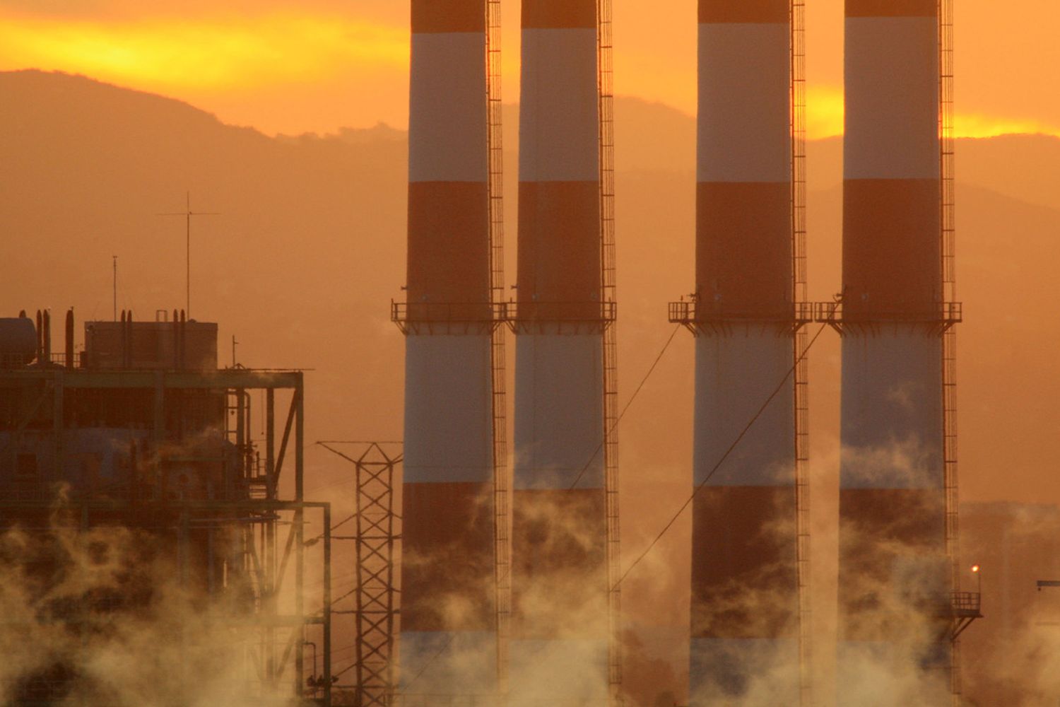 Emissioni di gas serra dalla centrale nella Sun Valley in California - foto Afp