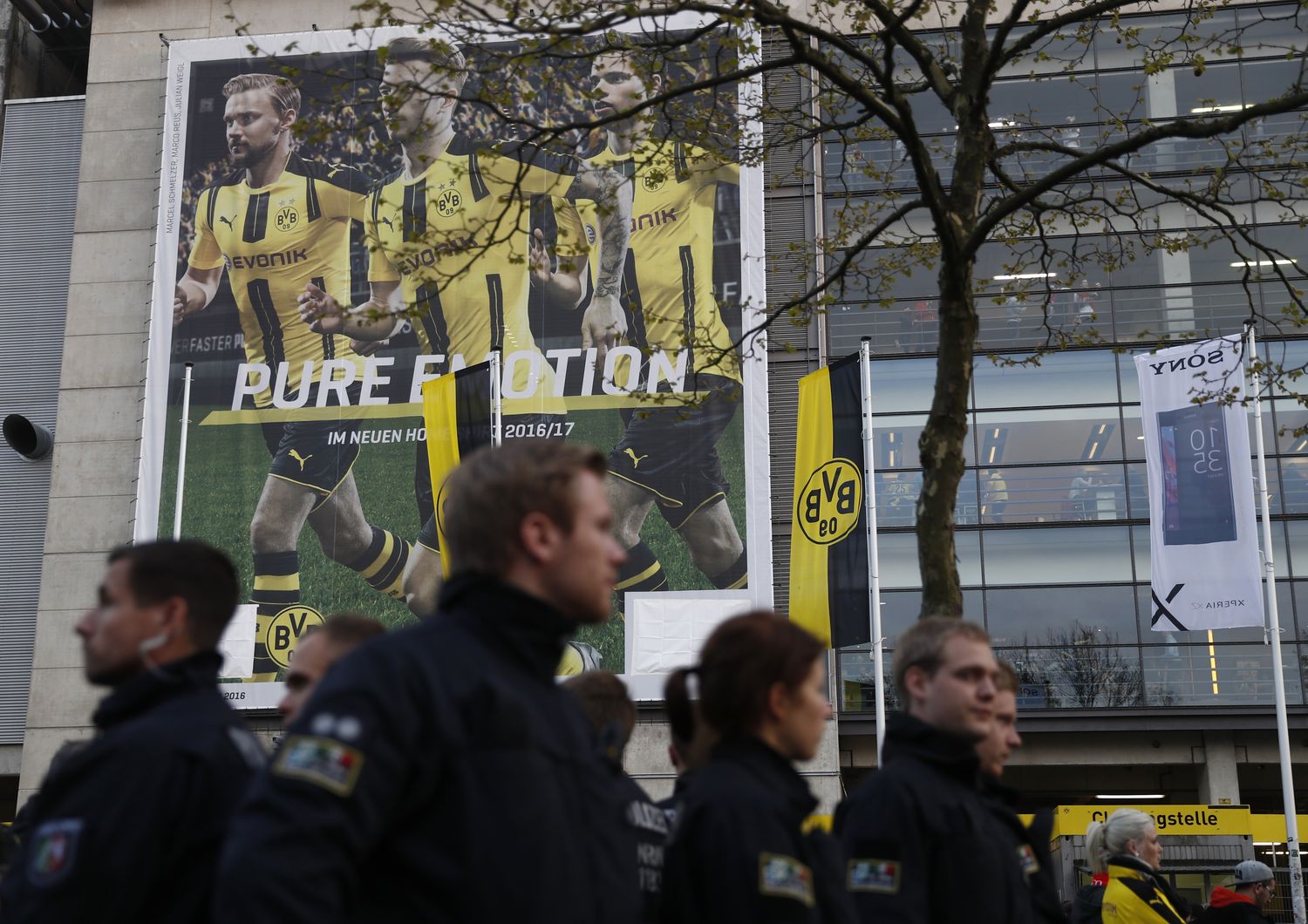 Tre bombe contro il bus del Borussia Dortmund, ferito Batra