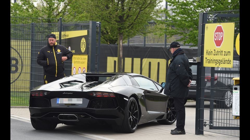 L'attaccante del Borussia Dortmund, Pierre-Emerick Aubameyang, arriva con la sua Lamborghini al campo di allenamento del Club (Afp)&nbsp;