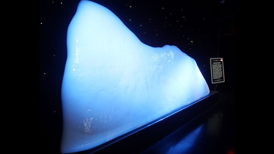 La parete di ghiaccio all'interno della mostra per far capire ai visitatori quali fossero le temperature la notte che il Titanic affond&ograve;