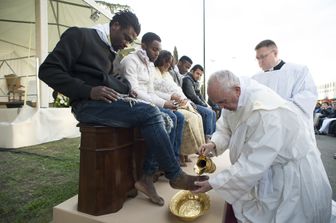 &nbsp;La lavanda dei piedi di Papa Francesco nel 2016 - foto Afp