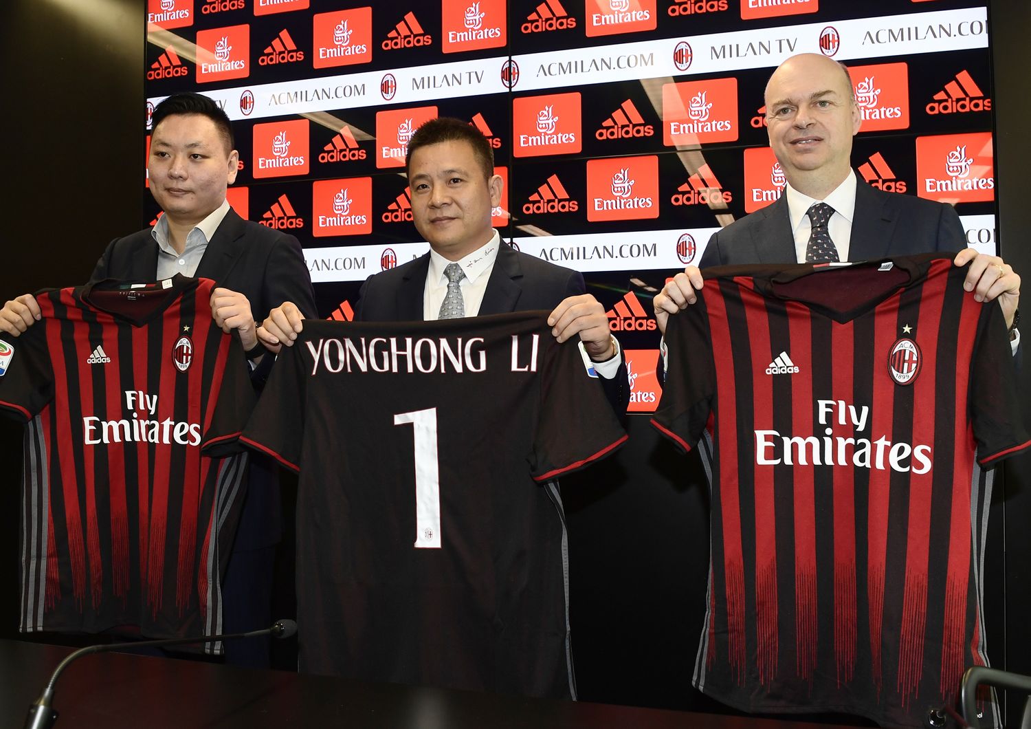 &nbsp;Yonghong Li mostra la maglia n. 1 col suo nome - Afp