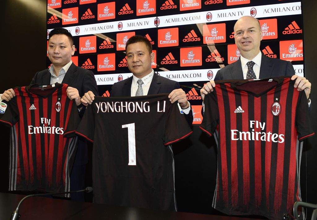 &nbsp;Yonghong Li mostra la maglia n. 1 col suo nome - Afp